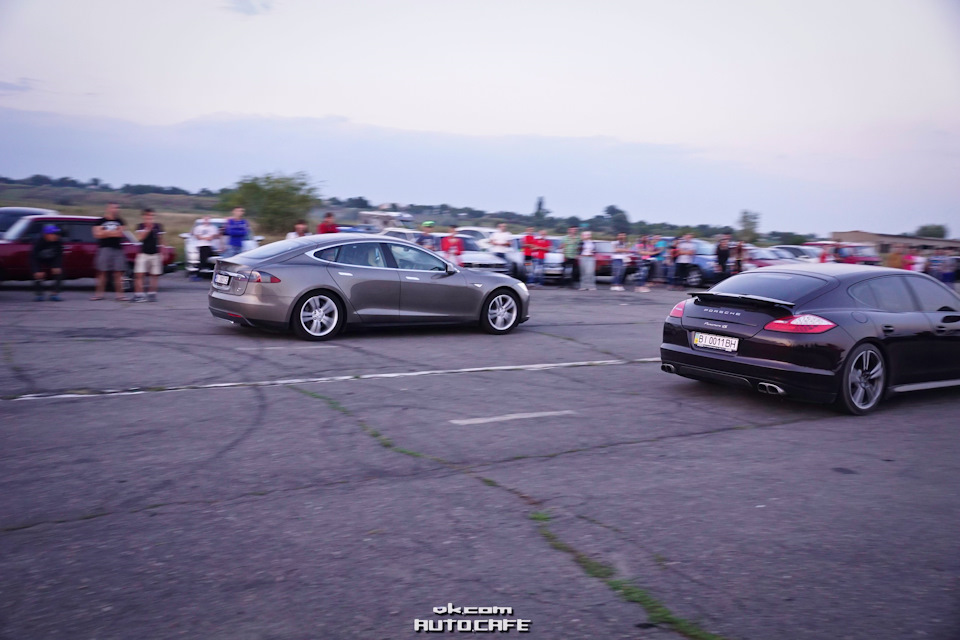 Panamera vs Tesla 5