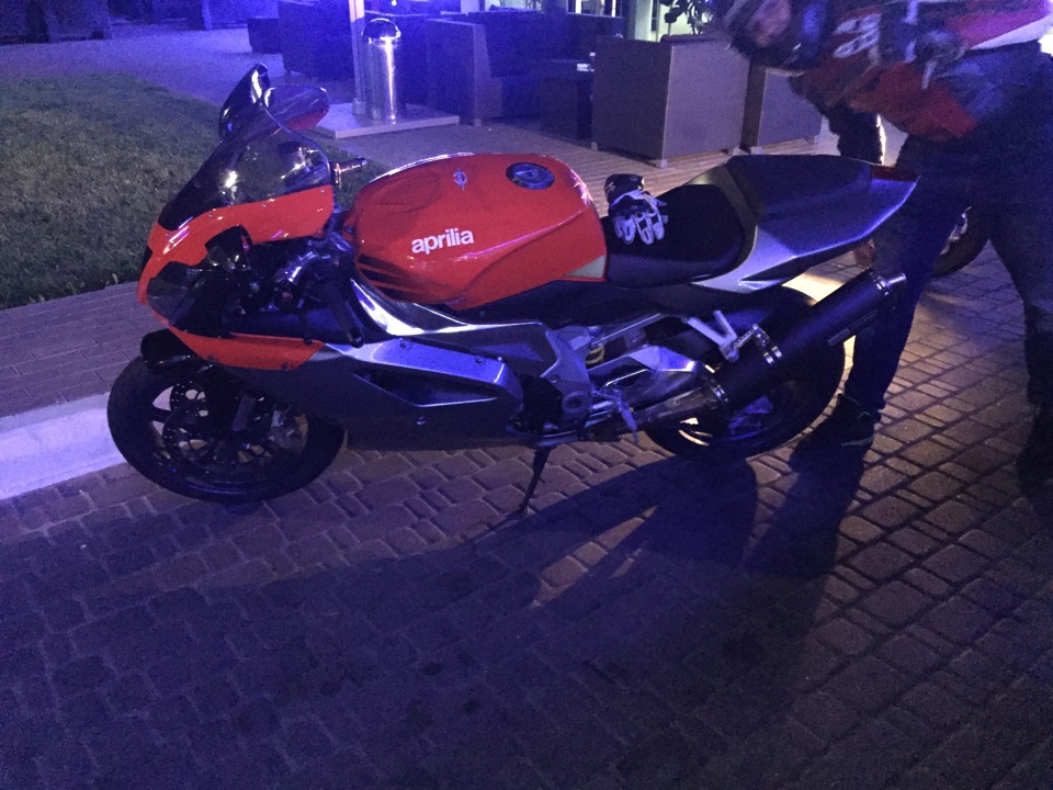 Panamera turbo vs Aprilia RSV 1000R 1