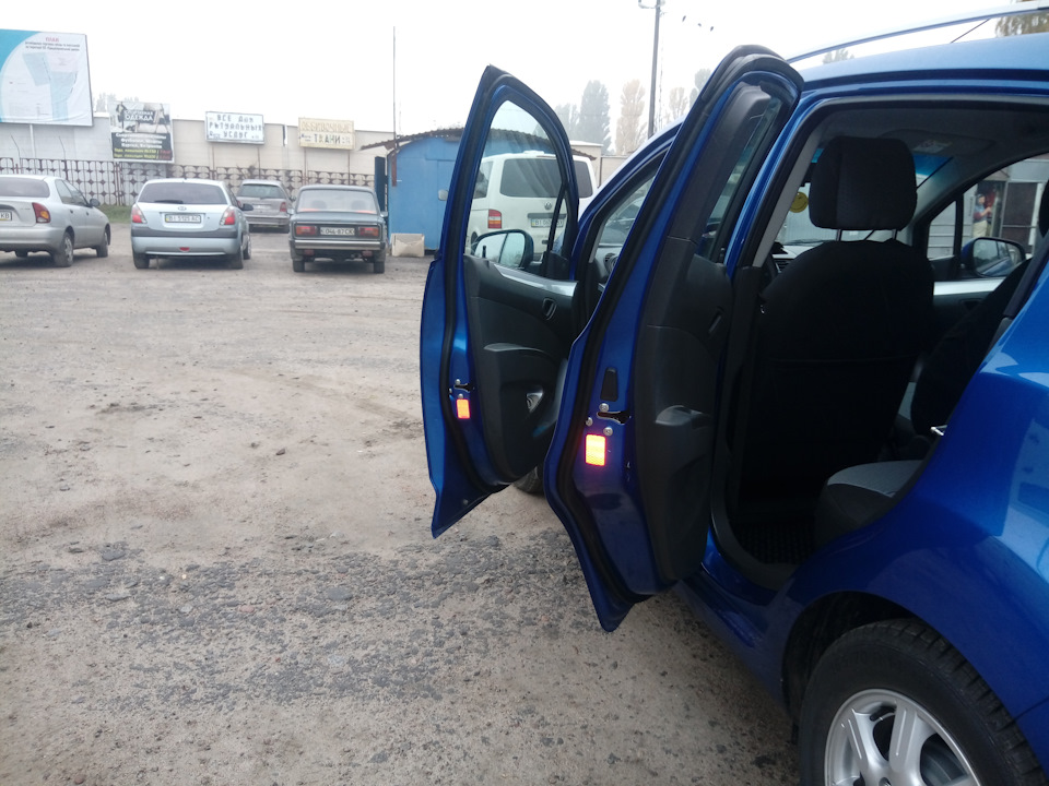 Світловідбивна стрічка на дверях 2