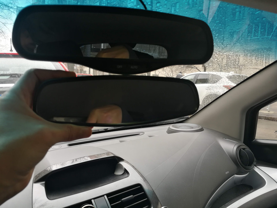 Дзеркало заднього виду з автозатемненням 2