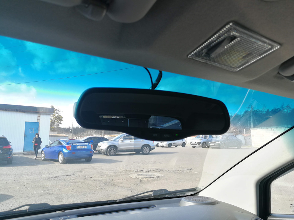 Дзеркало заднього виду з автозатемненням 1