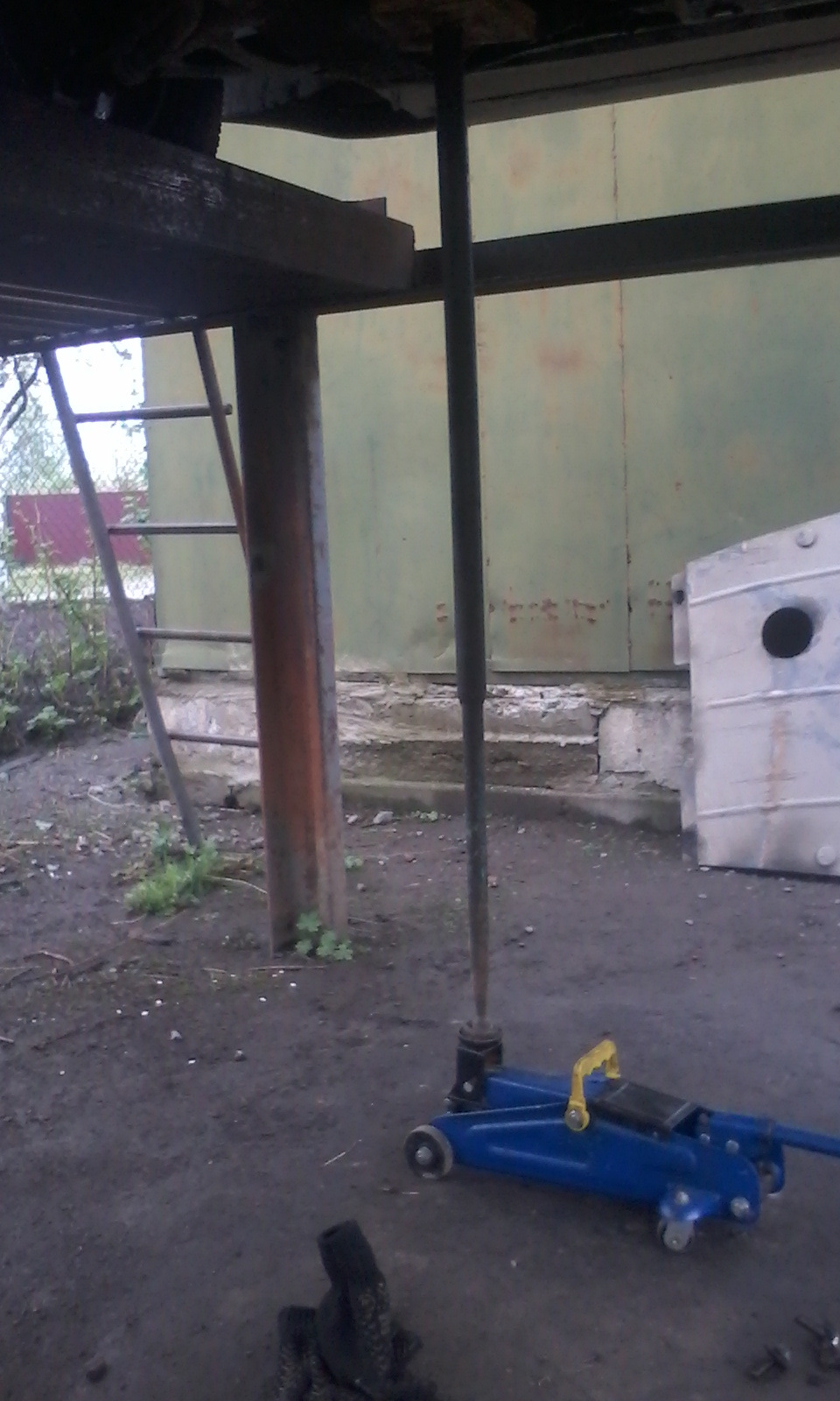 Довгі повіки опущені були до самої землі. З жахом помітив Хома, що обличчя було на ньому залізне. - Підніміть мені повіки: не бачу! - сказав підземним голосом Вій 5