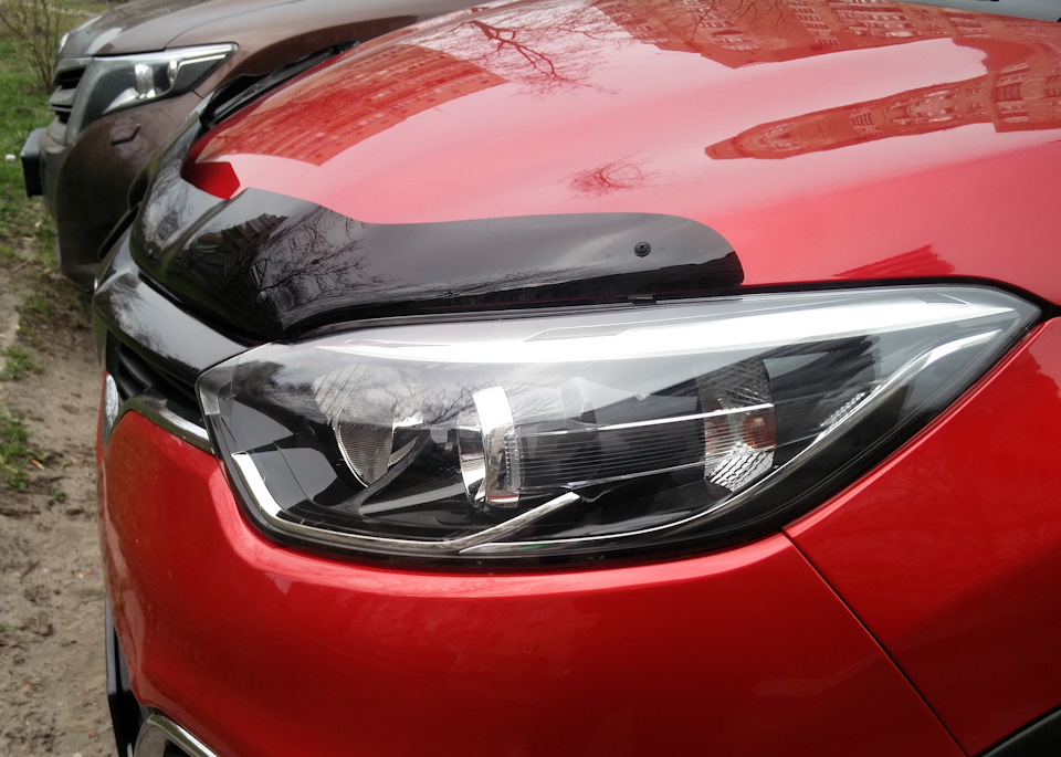 Мухи окремо, капоти окремо або мухобійка від Kaptur'а на моєму Captur'і 1