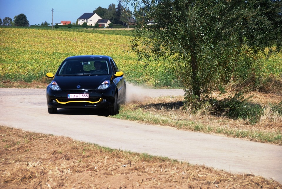 Чим відрізняються Clio RS 197/200? 2