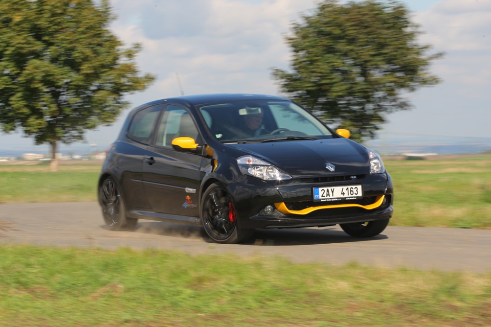 Чим відрізняються Clio RS 197/200? 3