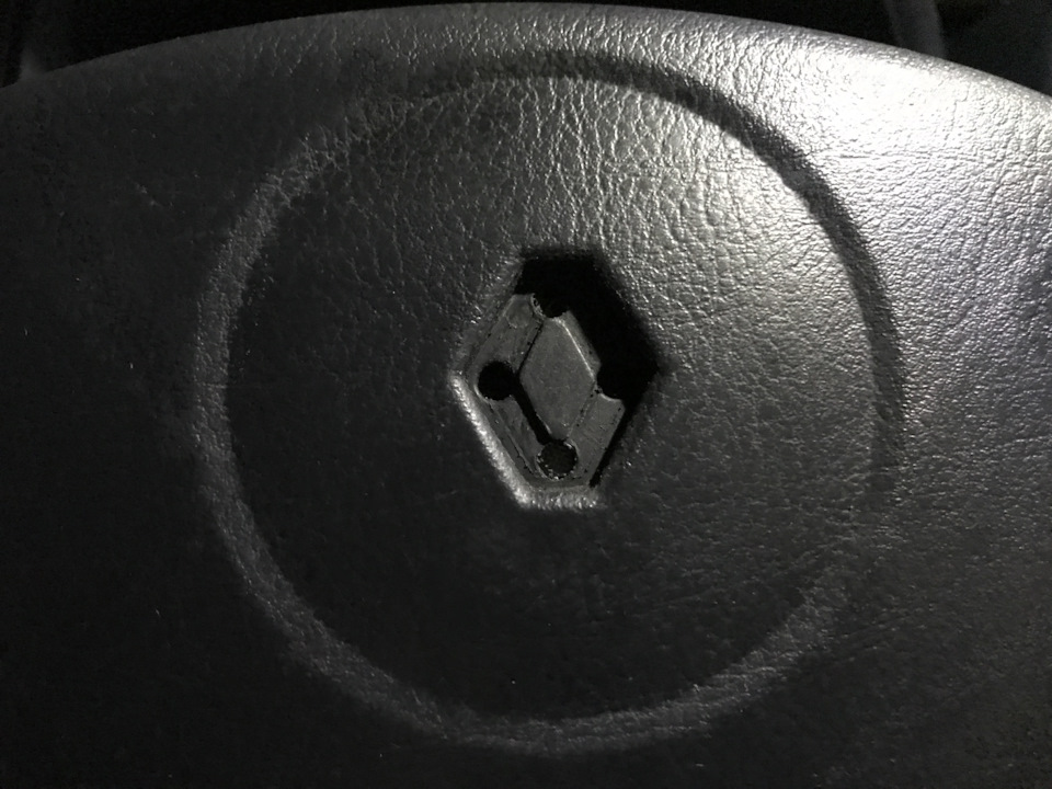 Renault Symbol - Заміна шильдика логотипу на кермі 2
