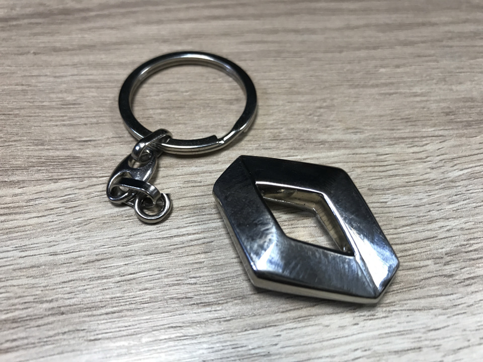Renault Symbol - Заміна шильдика логотипу на кермі 4