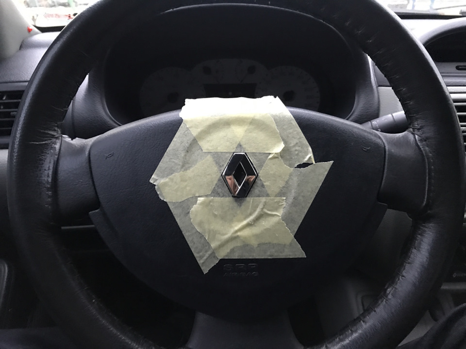 Renault Symbol - Заміна шильдика логотипу на кермі 5
