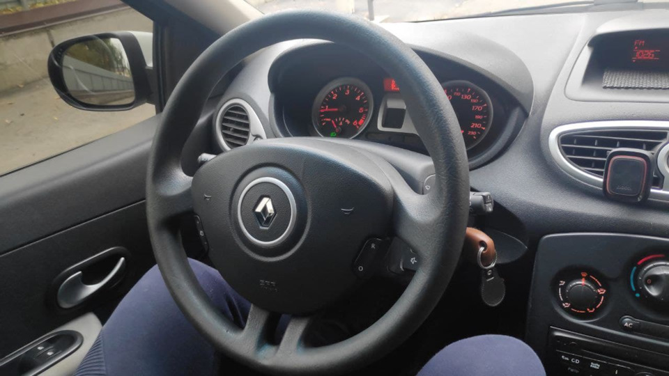 Перетяжка керма шкірозамінником Renault Clio 3 2