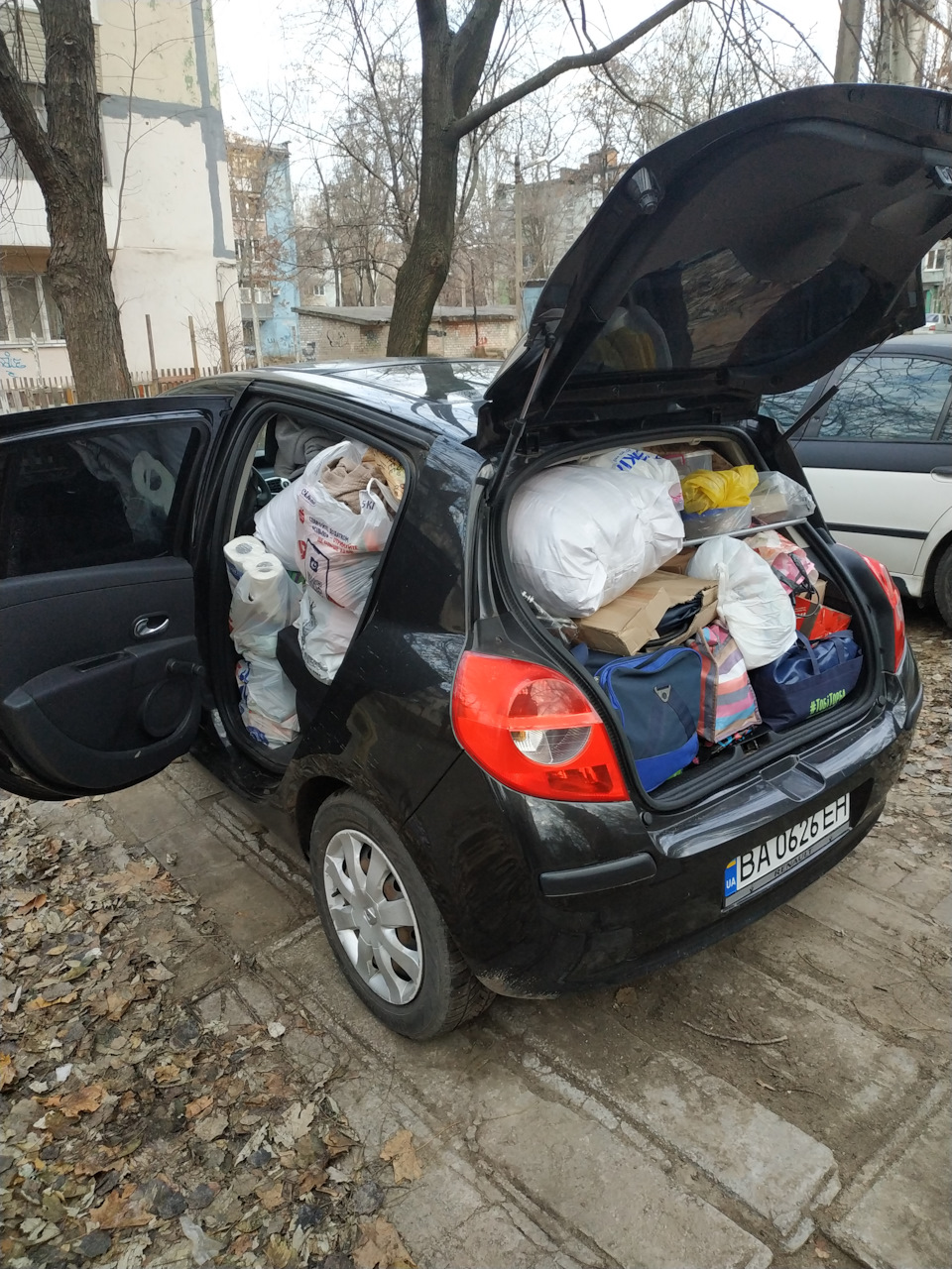 Скільки можна вмістити речей у хетчбек 1