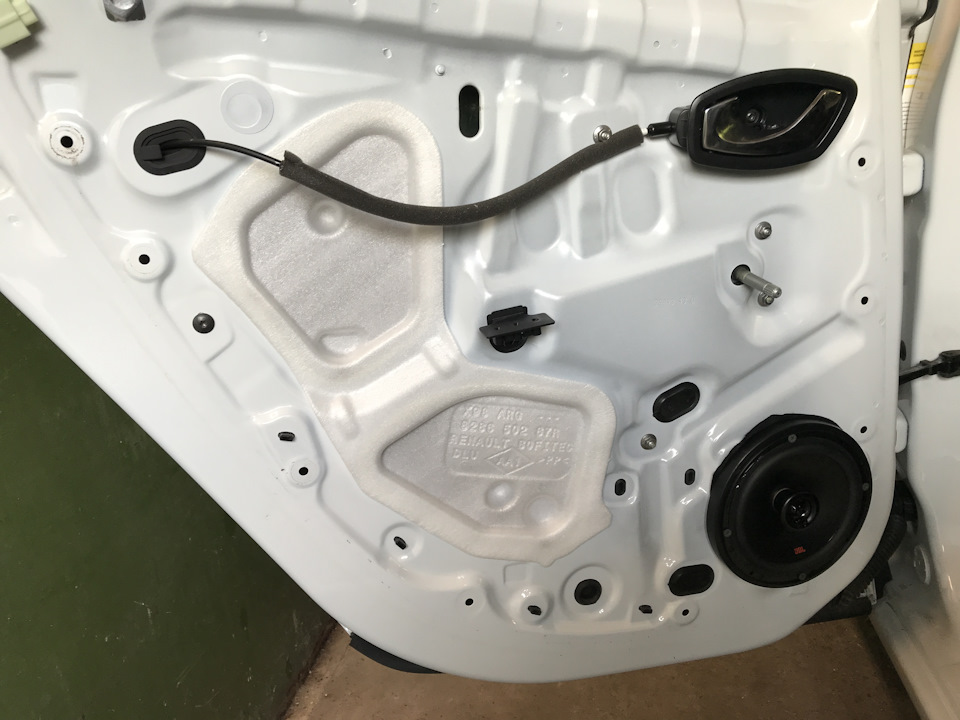 Встановлення динаміків JBL Stage2 624 у задні двері 2