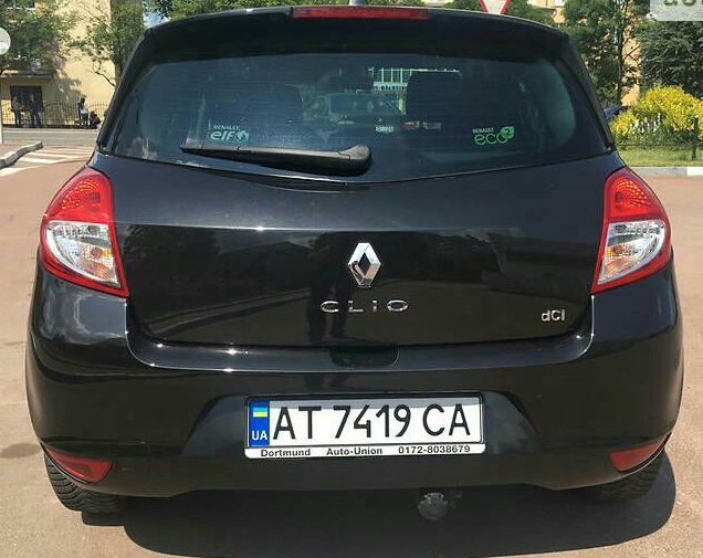 Поставив стрічку під двері багажника 2