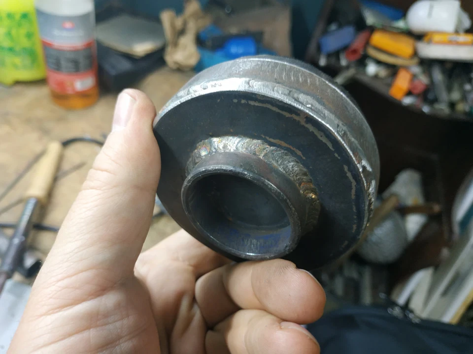 Домкрат 6т. для заміни гуми в гаражі.