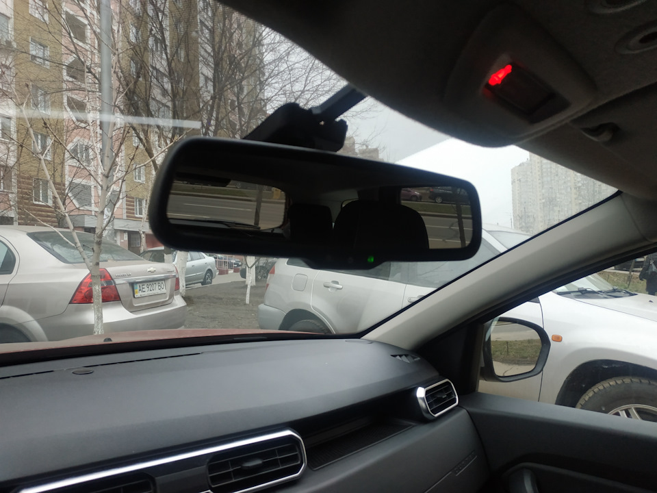 Дзеркало та реєстратор встановлені 1