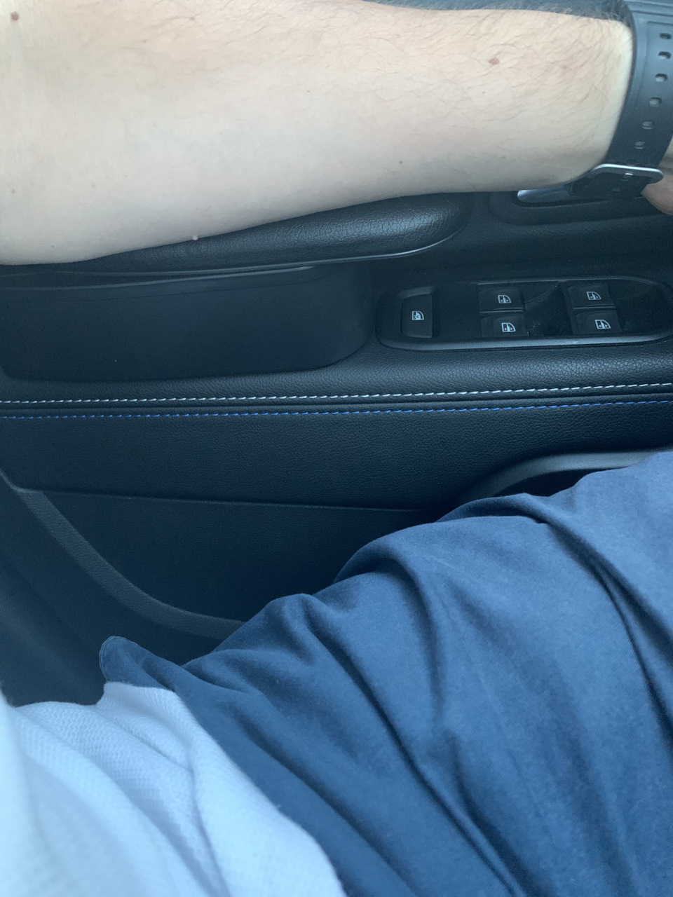 Під ліву руку підставка, у дастера повинна бути. 3