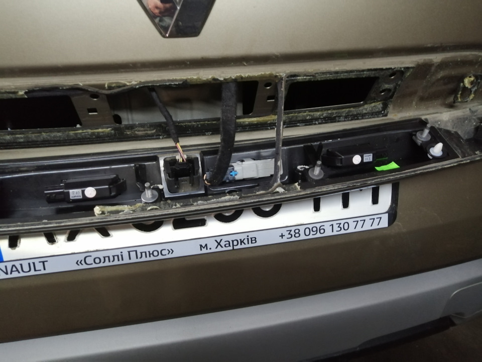 Боротьба зі здуттям фарби на двері багажника Renault Duster (2G) 2