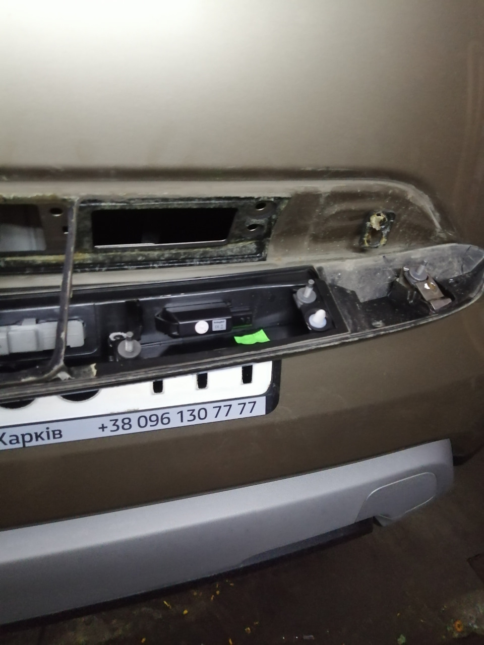 Боротьба зі здуттям фарби на двері багажника Renault Duster (2G) 4