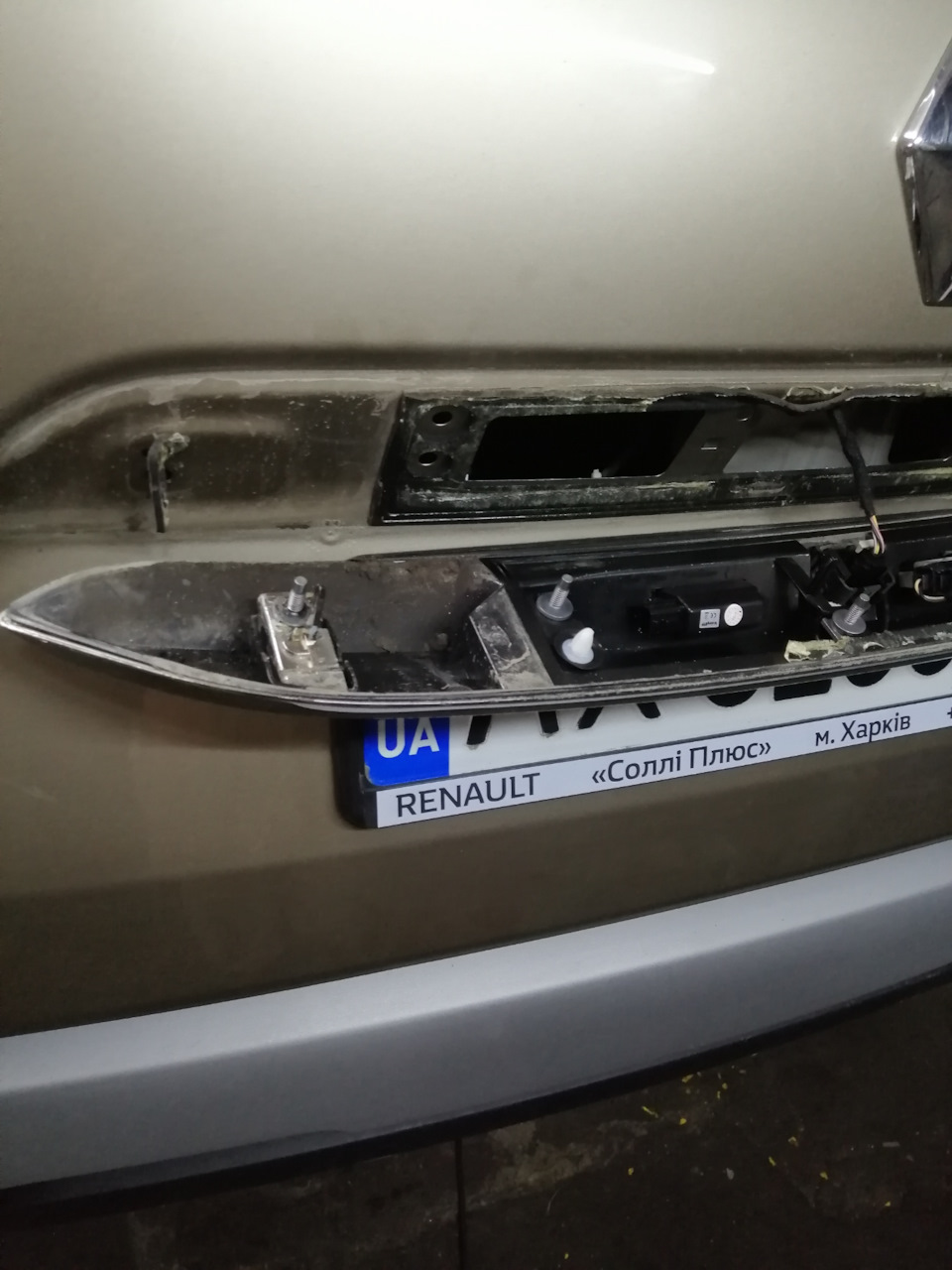 Боротьба зі здуттям фарби на двері багажника Renault Duster (2G) 3