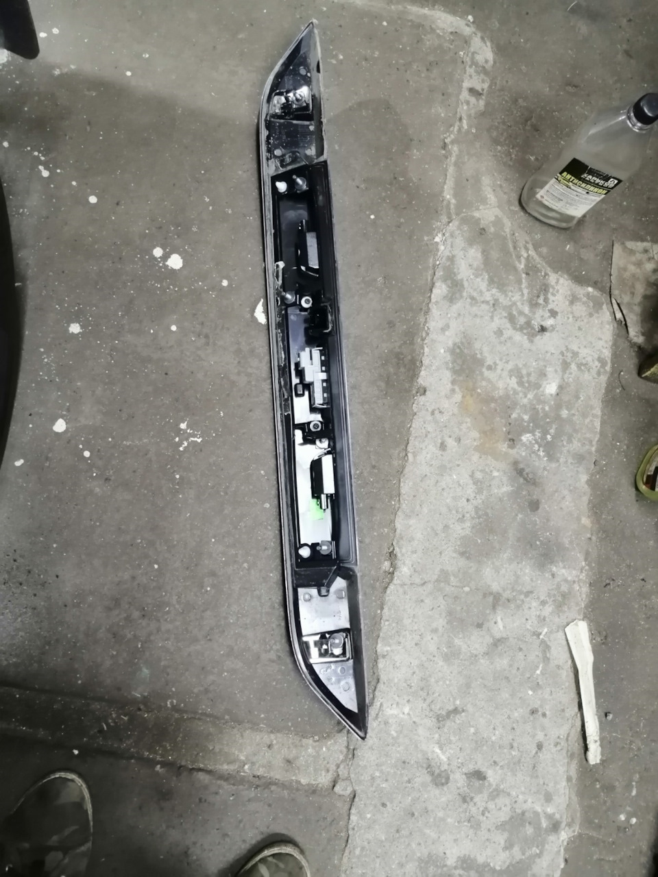 Боротьба зі здуттям фарби на двері багажника Renault Duster (2G) 5