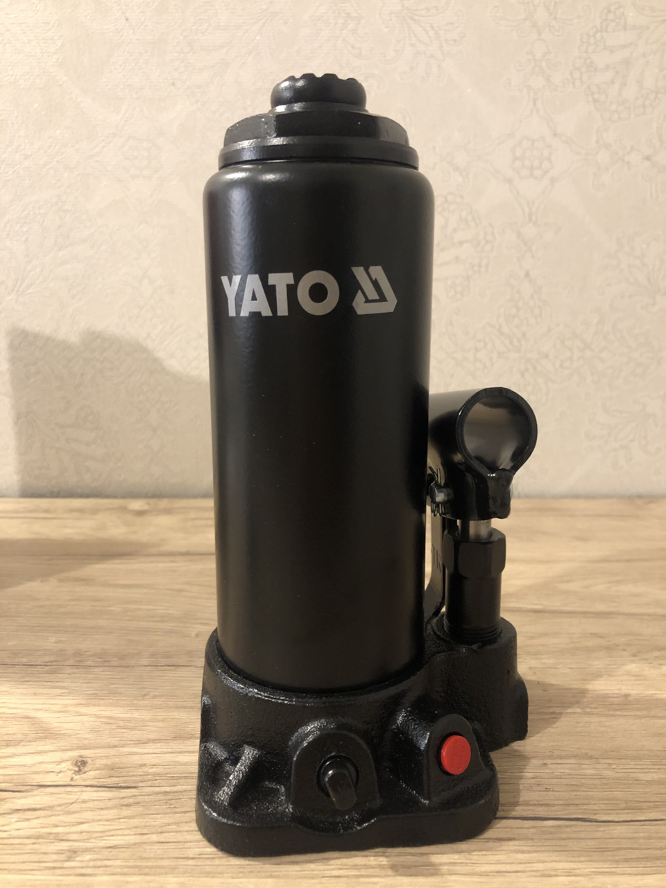 Домкрат Yato YT-17002 і сезонне перевзуття Renault Duster (2G), а також гума, диски, болти, ковпачки 2