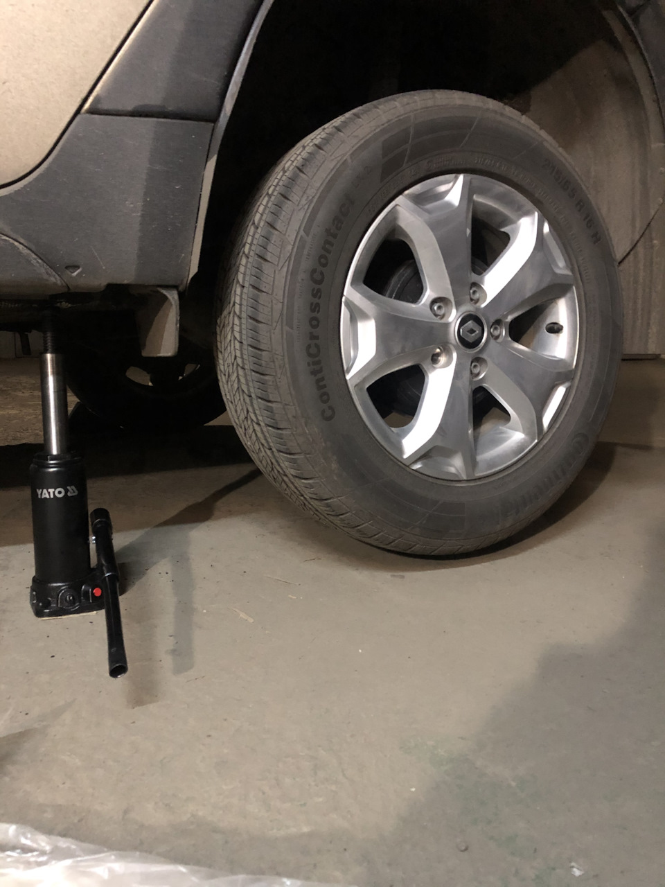 Домкрат Yato YT-17002 і сезонне перевзуття Renault Duster (2G), а також гума, диски, болти, ковпачки 4