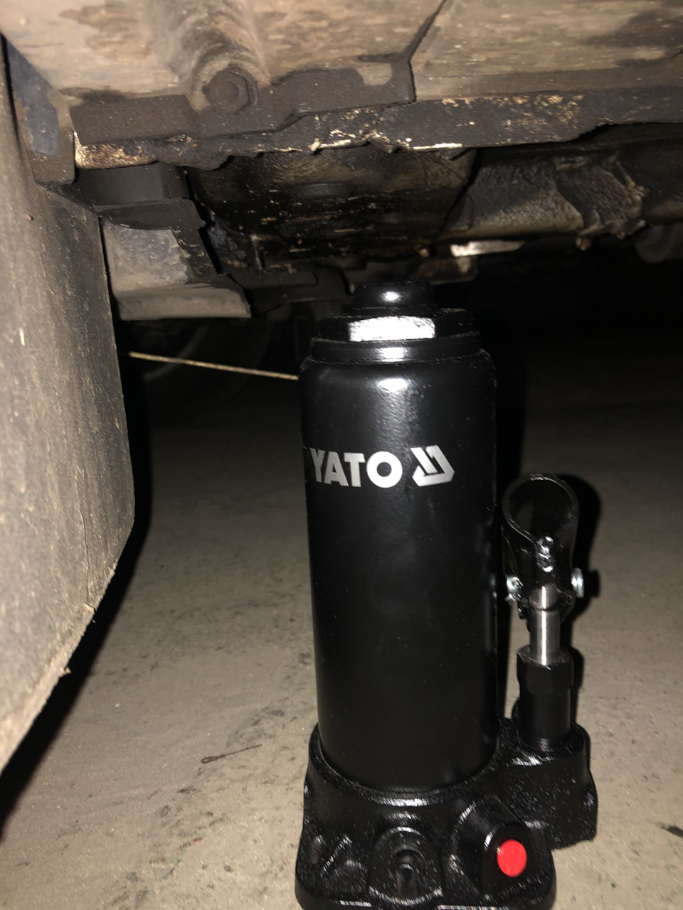 Домкрат Yato YT-17002 і сезонне перевзуття Renault Duster (2G), а також гума, диски, болти, ковпачки 5