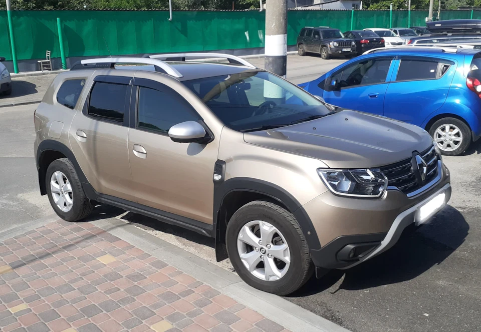 Renault Duster колір HNP. Чим відтерти гудрон із дверей?