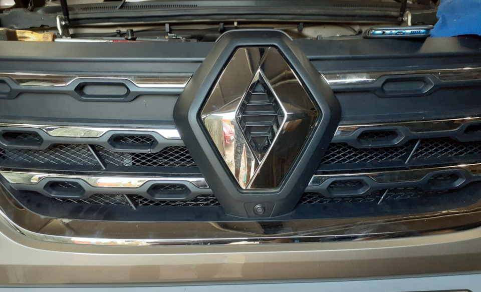 Сітка в радіаторні грати, а також, що під мордою Renault Duster (2G) 4