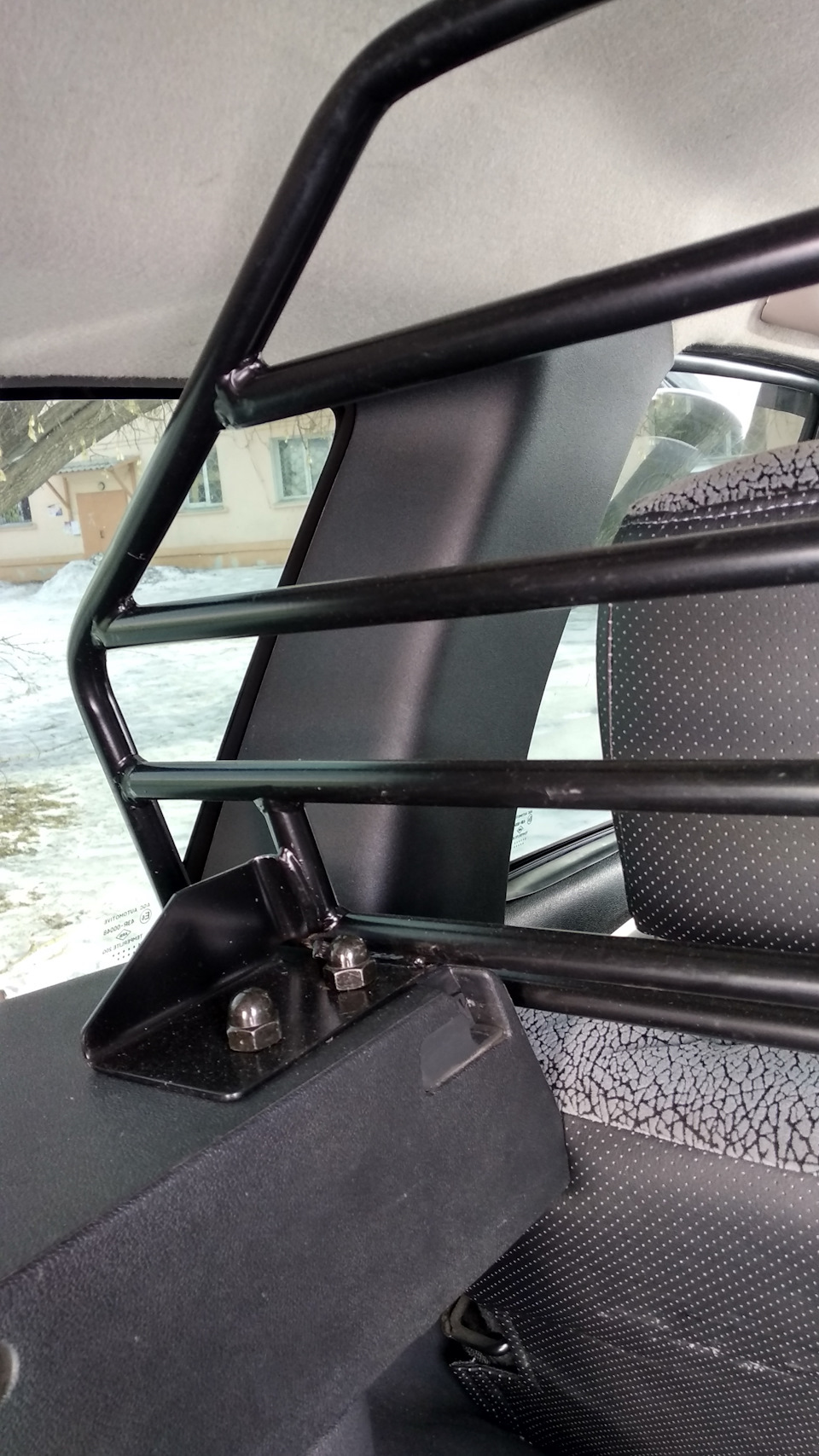 Встановлення розділової решітки (партномір 8201698193) у багажник Renault Duster (2G) 5