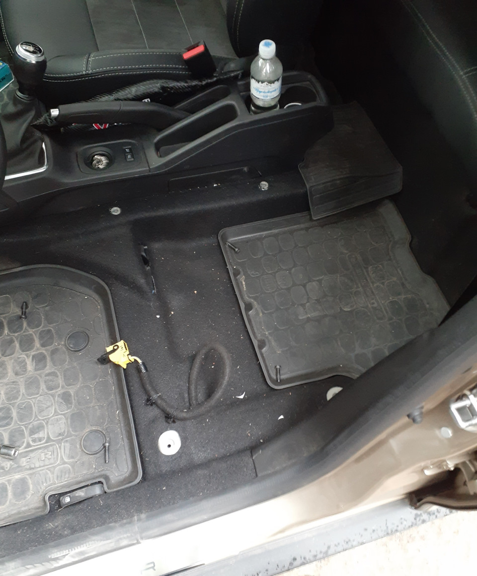 Установка широкого підлокітника (877001871R) у Renault Duster (2G) 2