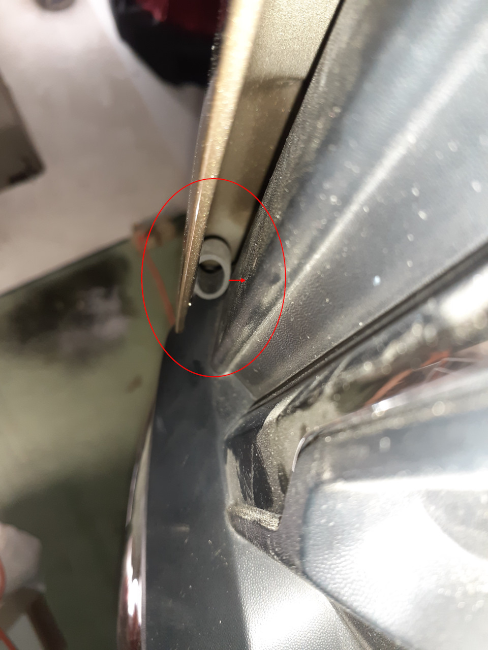 Встановлення ущільнювача капота на Renault Duster (2G) 4