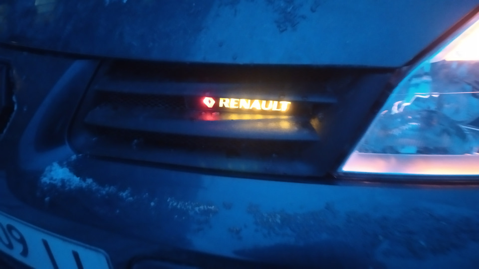 Емблема в радіаторну решітку renault espace iv 4