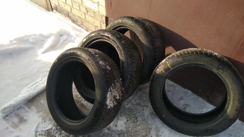 Піст продажу. Гума 225\50\17