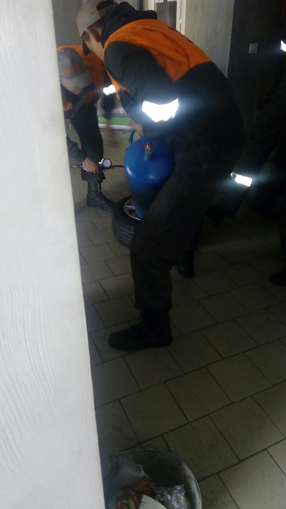 Підготовка до зими. Початок. Зміна гуми, поклейка ущільнювачів у пороги. 5