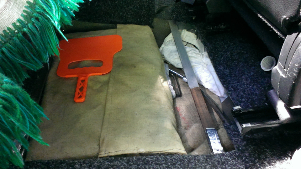 НІШІ В ПІДЛОГІ ЗАДНЬОГО РЯДУ СИДЕНЬ ТА ЇХ ВМІСТЬ 1