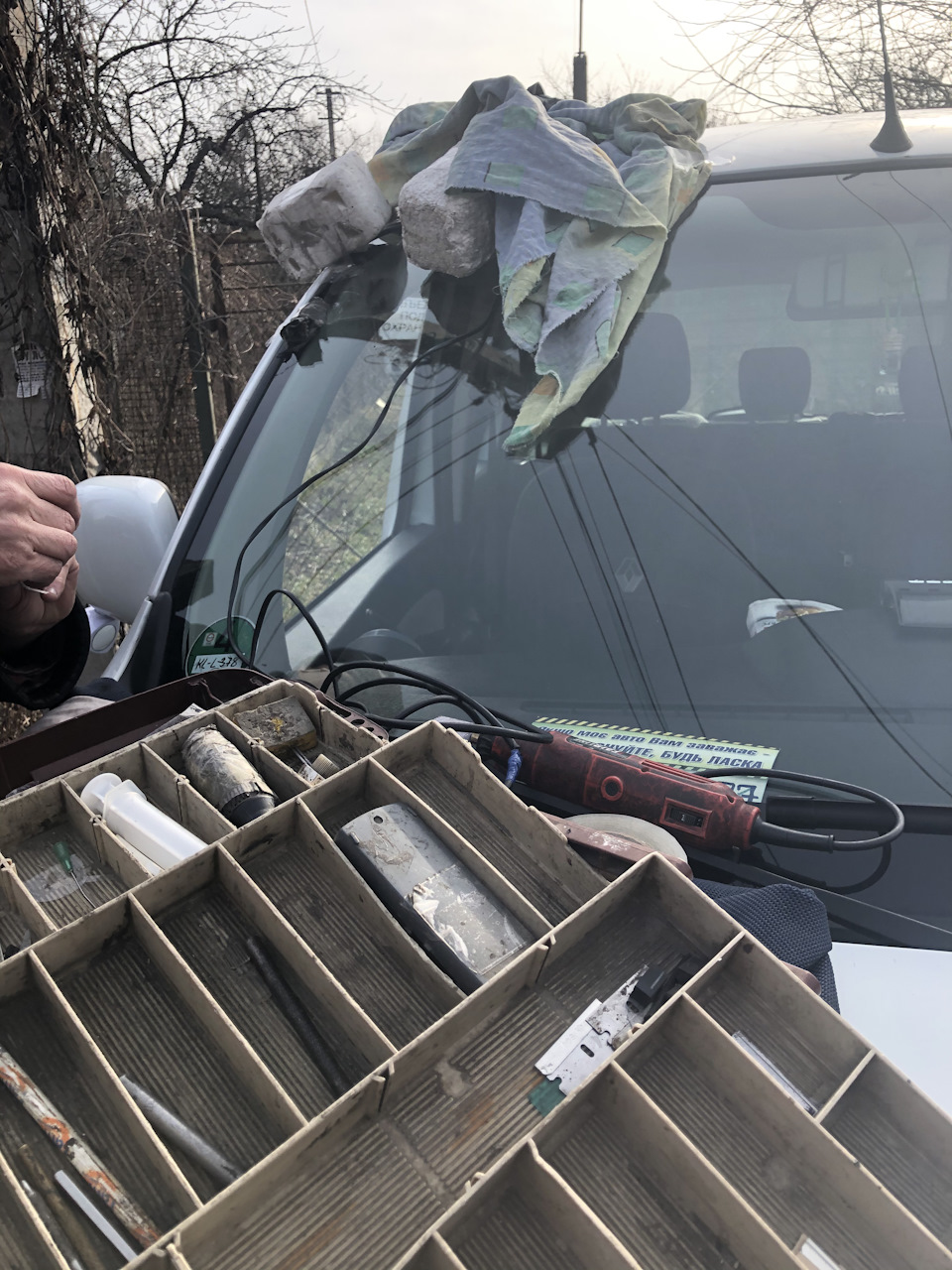 Гидкий камінь на лобовому 1