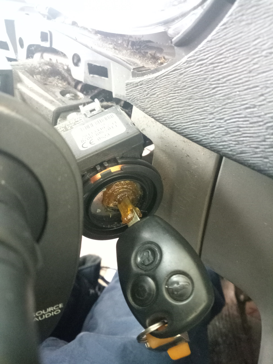 Клинить замок запалювання. Kangoo 2 . Не помажеш не поїдеш. Допомогло. 2