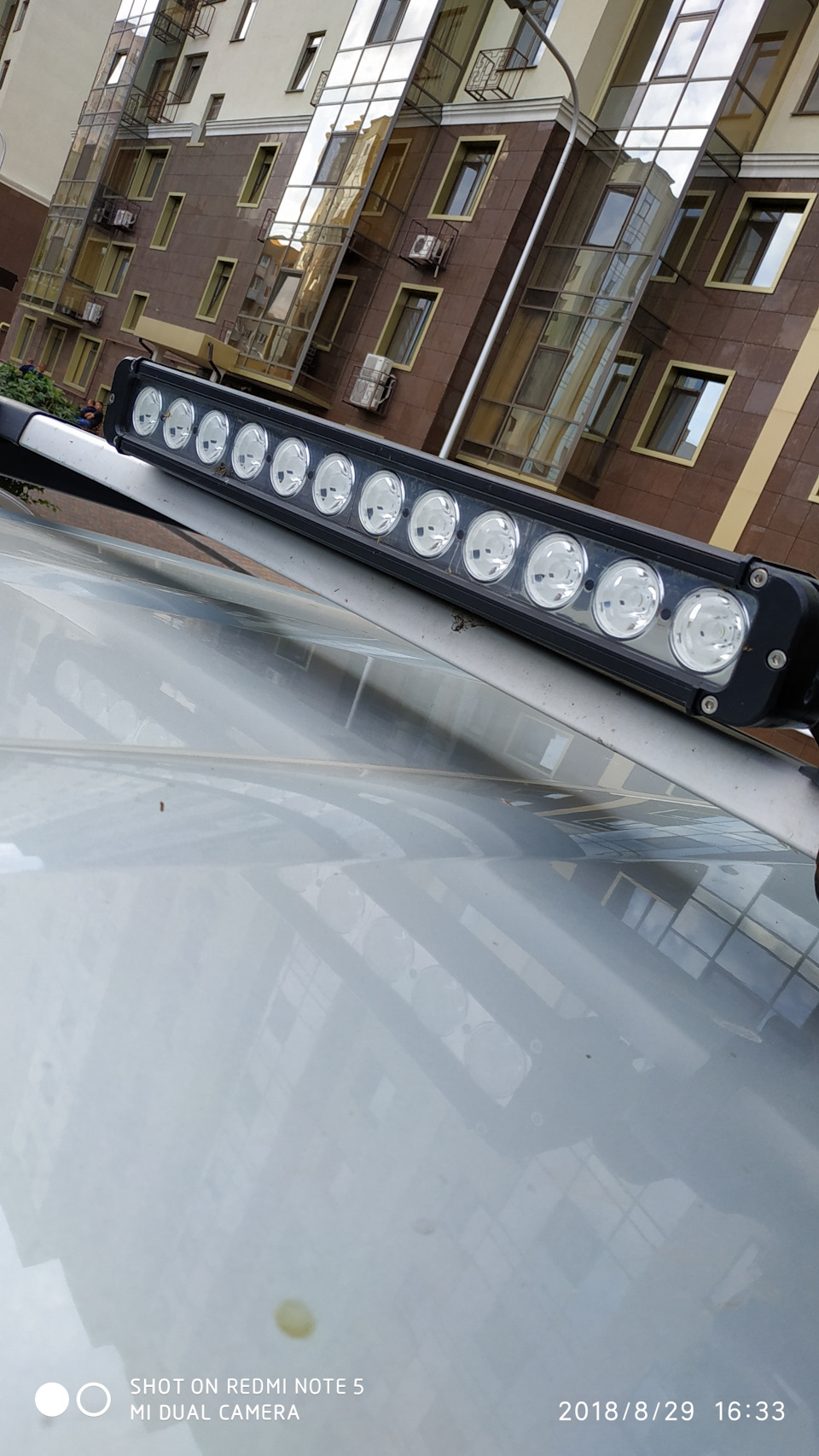 LED люстра на даху. Як світить? 1