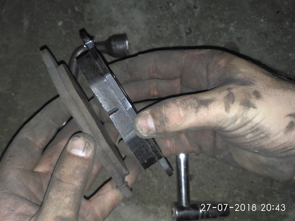 Ступковий підшипник, передні гальмівні колодки, передня частина переднього лівого підкрилка, камера заднього виду. 4