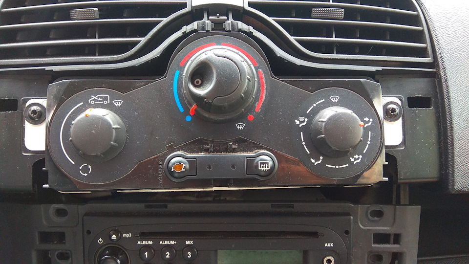 Заміна ламп підсвічування блоку керування кліматом Renault Kangoo 2 5