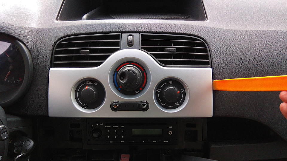 Заміна ламп підсвічування блоку керування кліматом Renault Kangoo 2 4