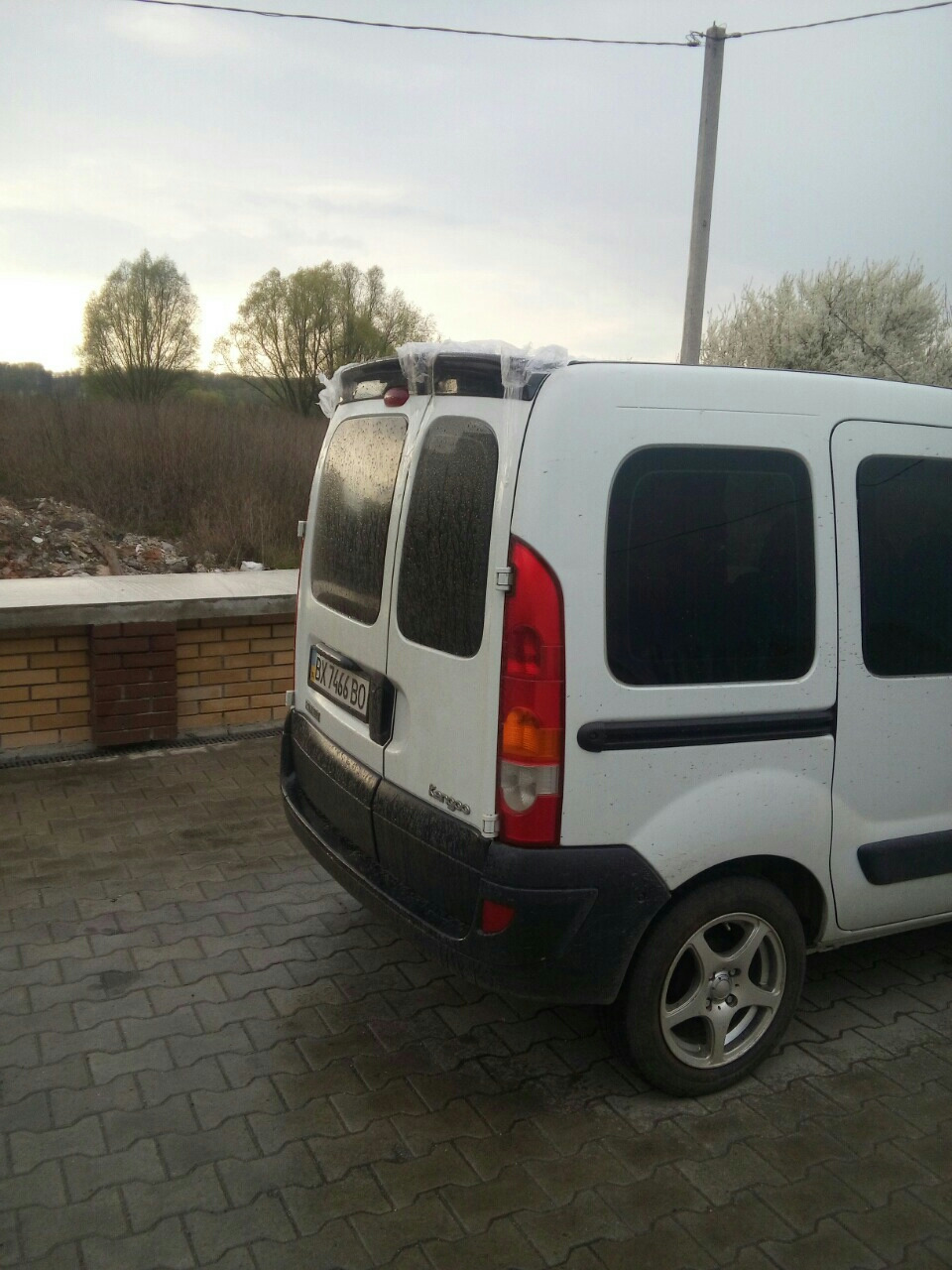 Tuning Renault Kangoo ... частина 4 ... прикріпили спойлер 1