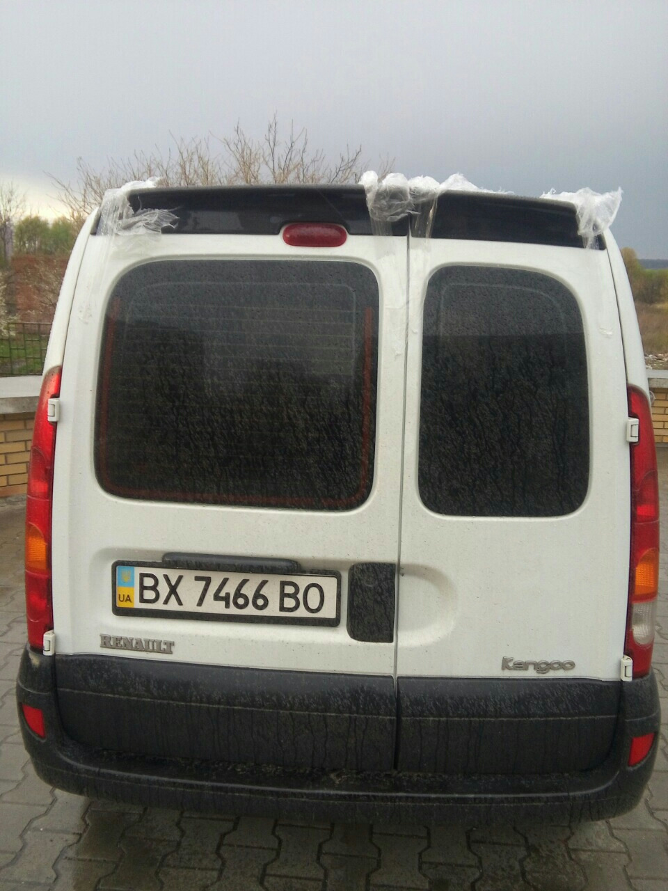 Tuning Renault Kangoo ... частина 4 ... прикріпили спойлер 2