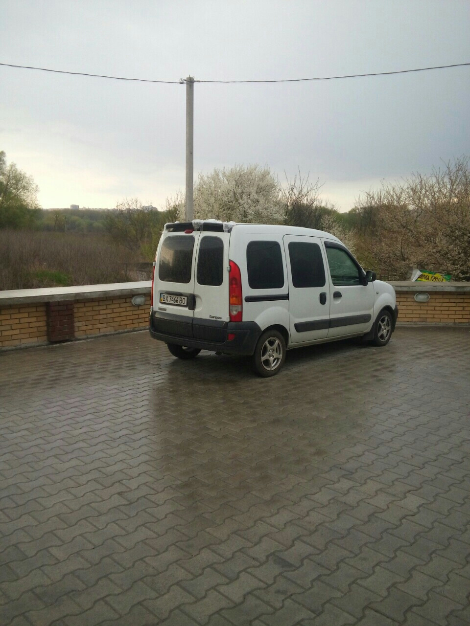 Tuning Renault Kangoo ... частина 4 ... прикріпили спойлер 3