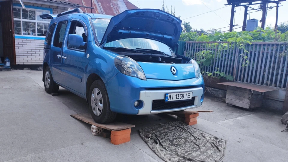 Заміна мастила в коробці та роликів дверей