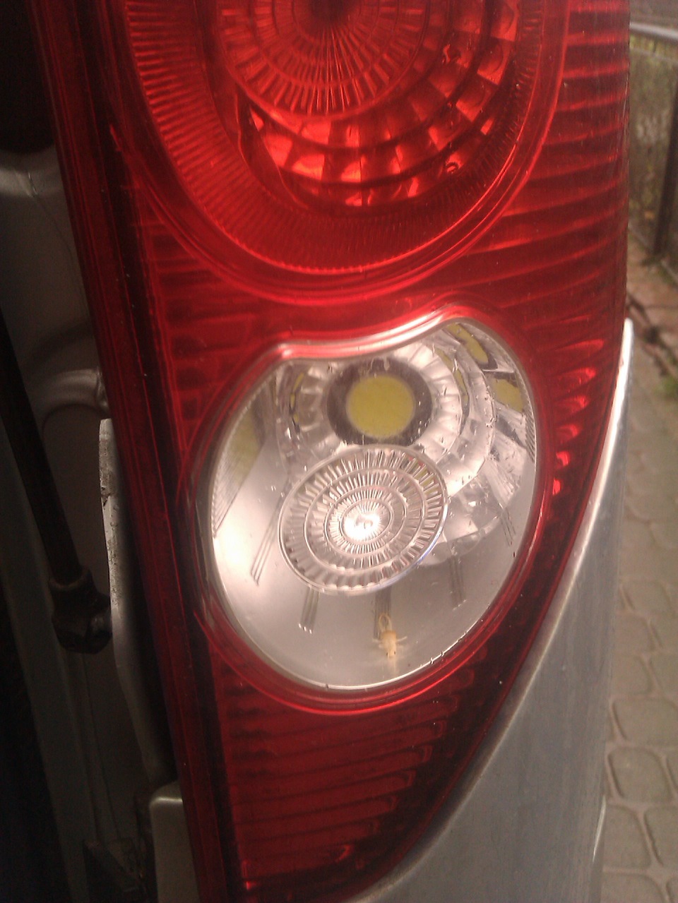 LED-ки у ліхтарі заднього ходу. 3