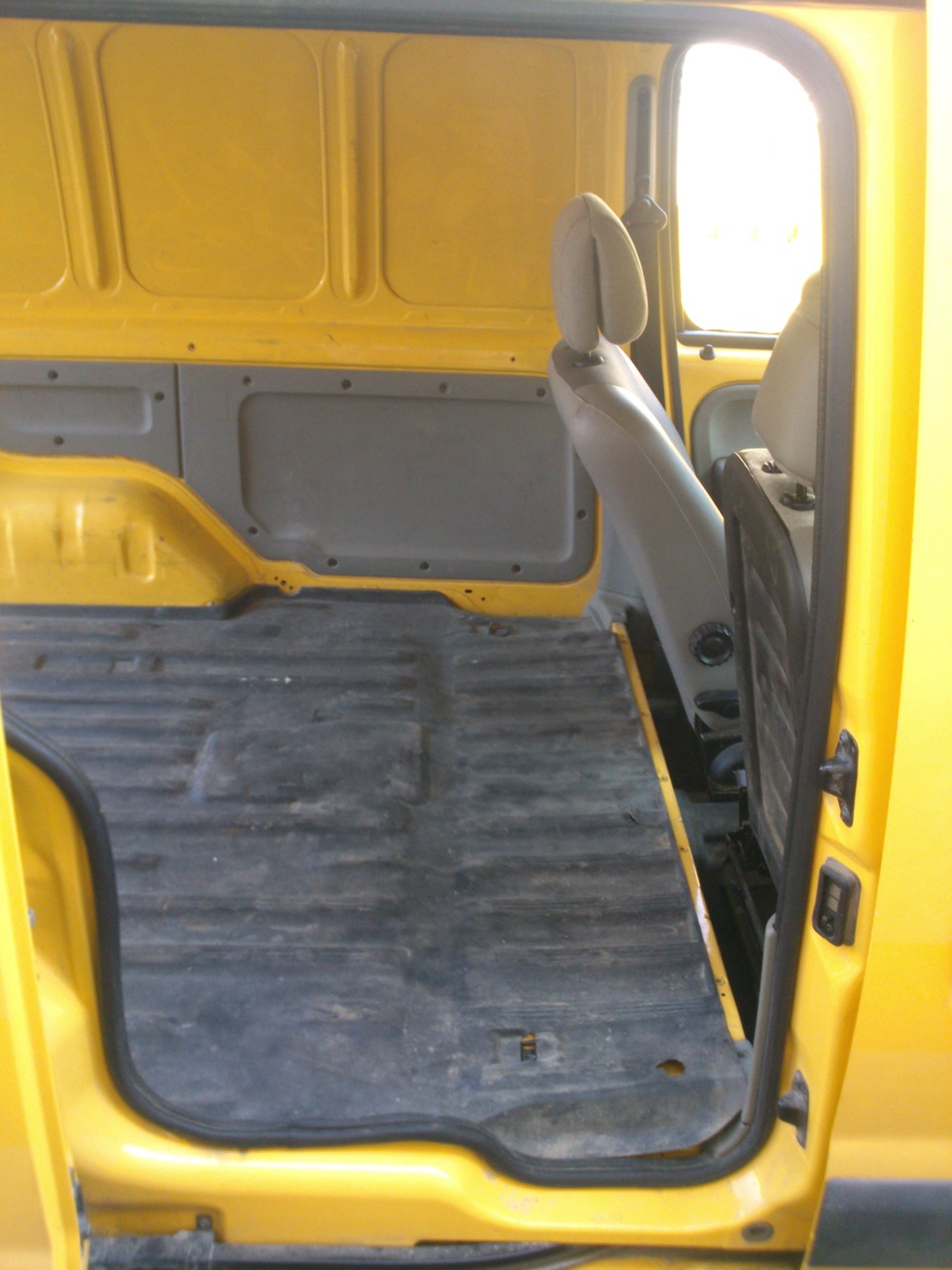 Підготовка до встановлення салону, або як зрізати підлогу в kangoo 4