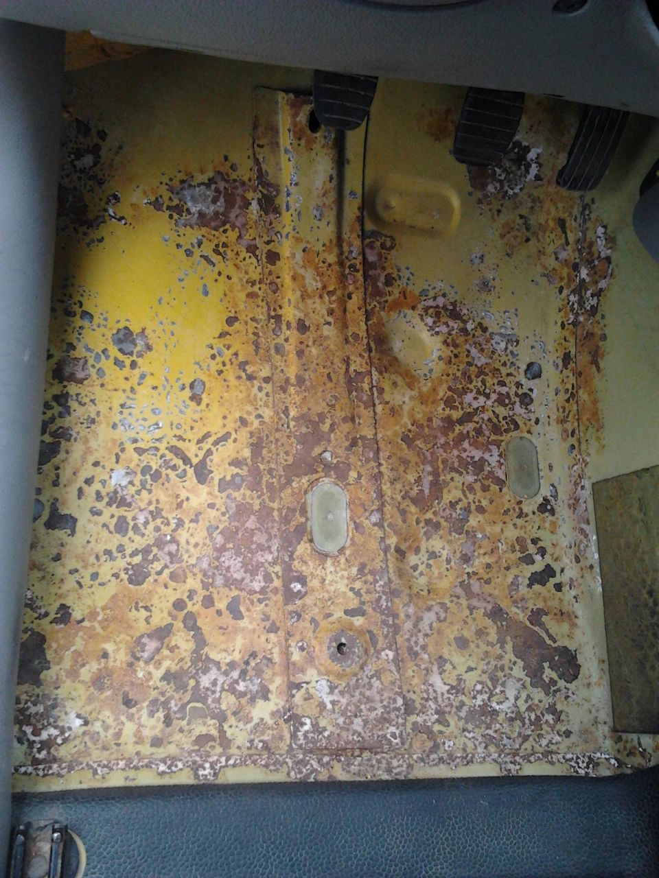 Вода в салоні(