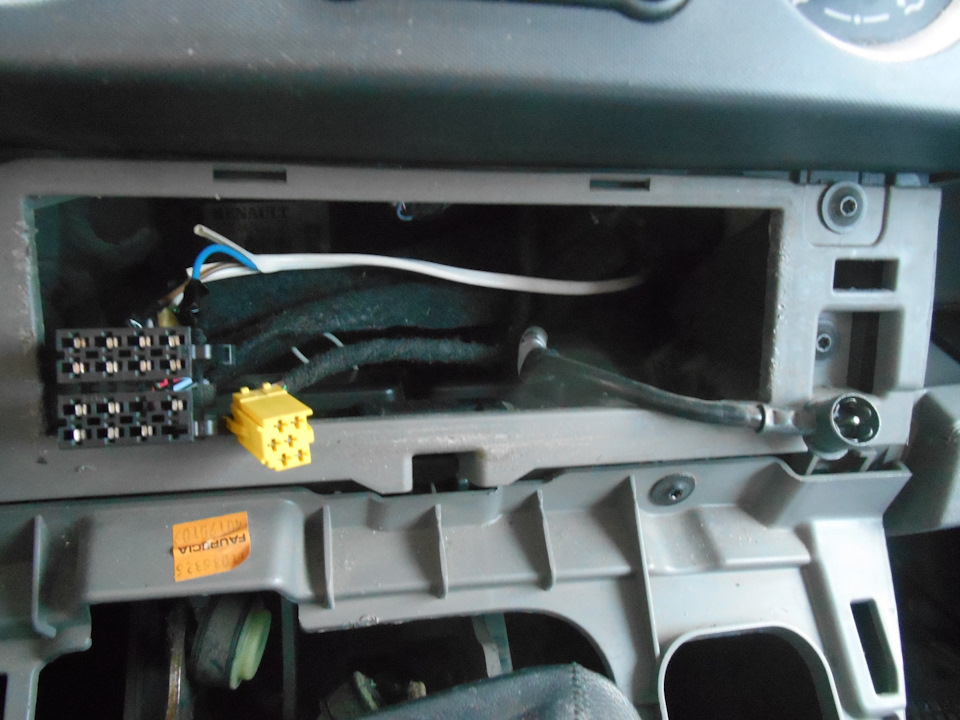 установка SONY MEX-BT2807E в kangoo2 2