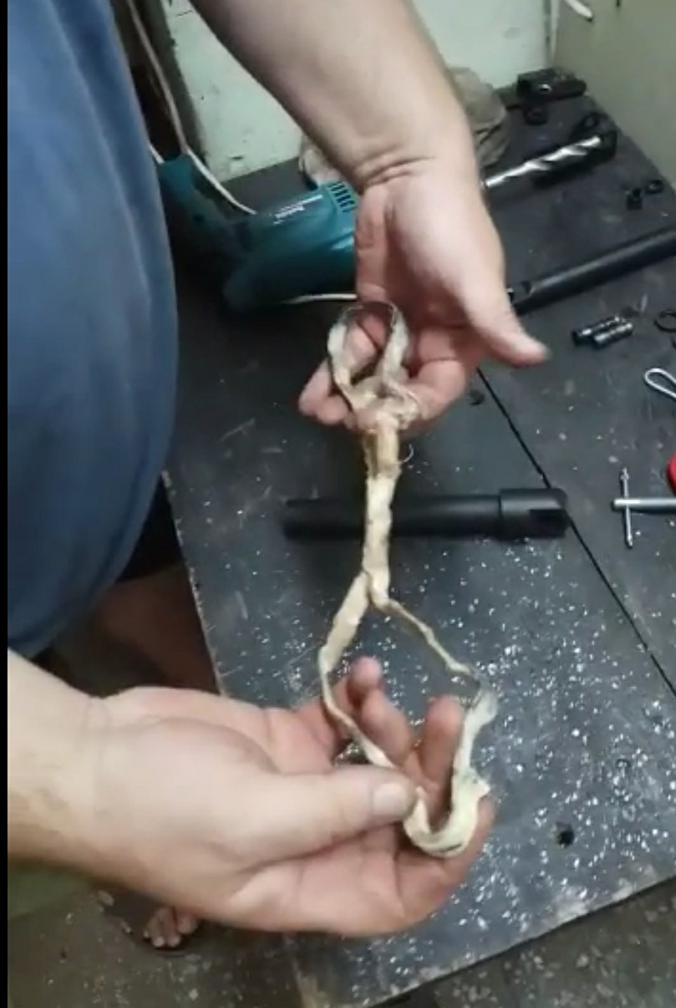 Ремонт упорів нижньої кришки багажника як у всіх (не зовсім) 2